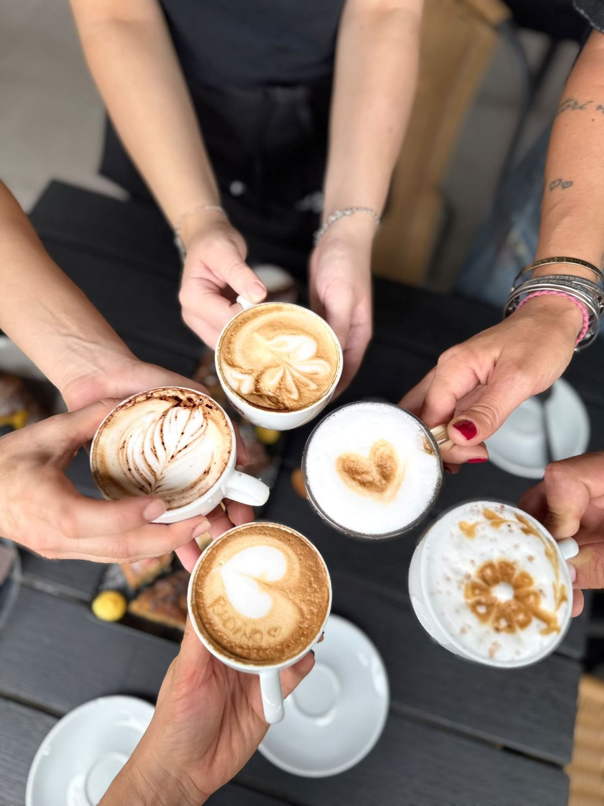 Cappuccini decorati con latte art