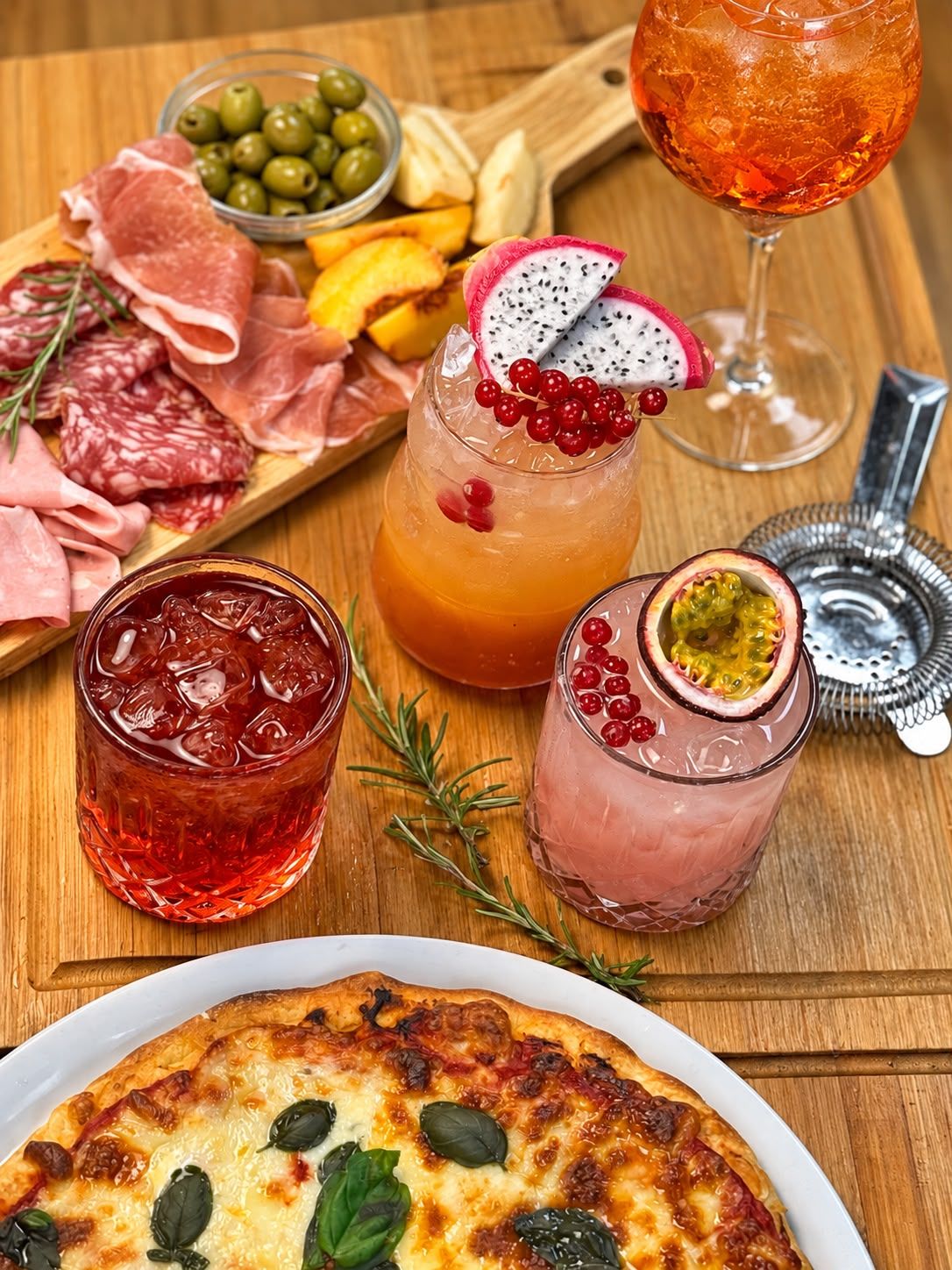 Cocktail colorati e tagliere di salumi