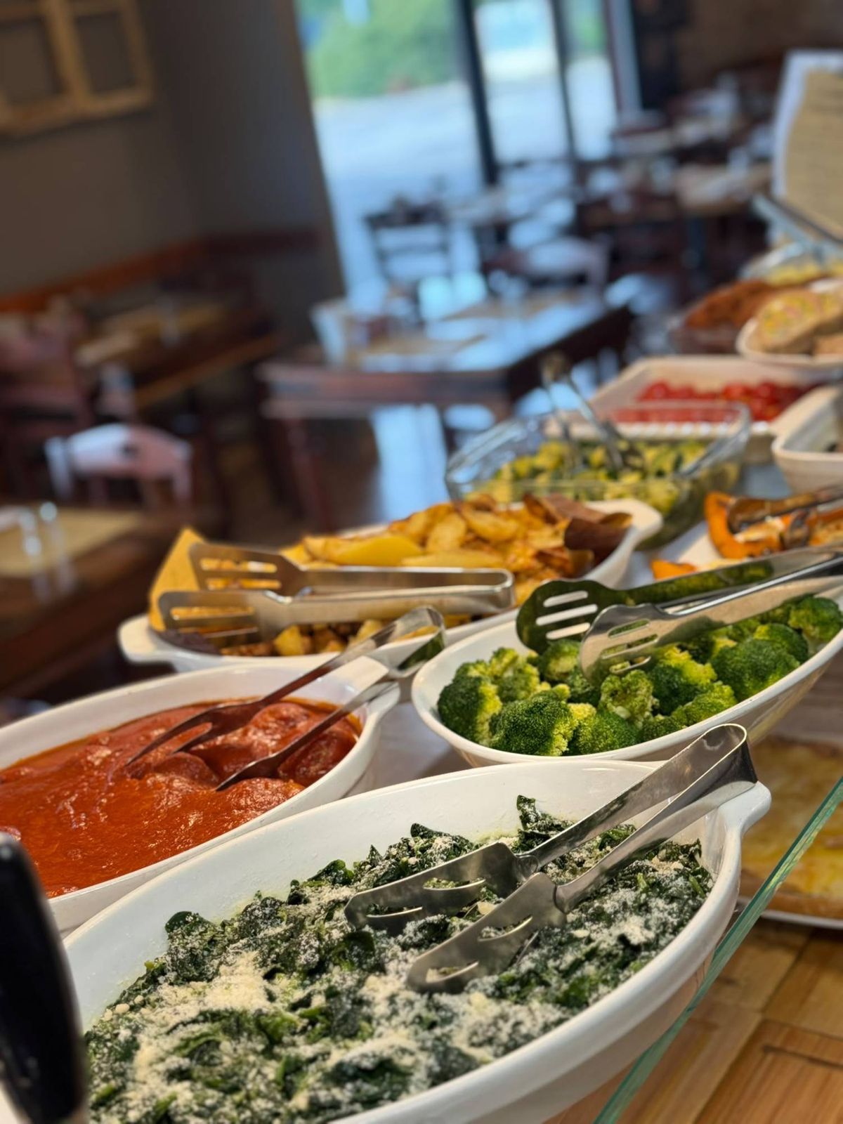 La vetrina dei contorni del pranzo